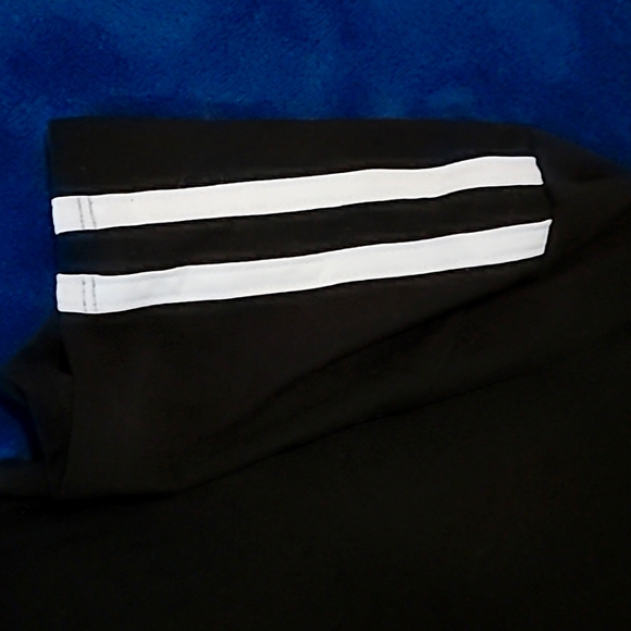 Hooded Crop Top - Picture 2 of 3